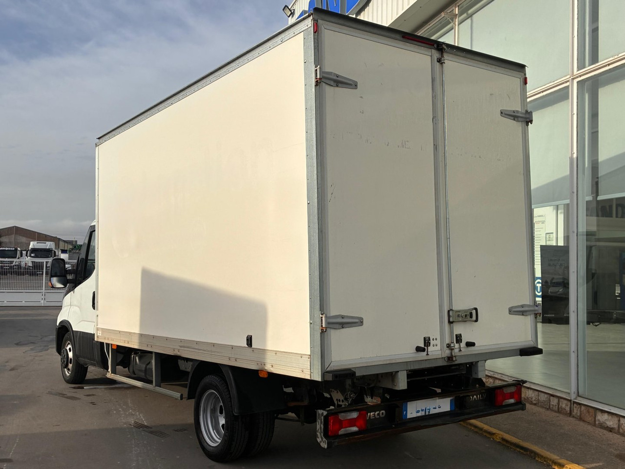 Caja cerrada IVECO 35C16 3.0 20m3 con puertas traseras - Jakeluauto: kuva Caja cerrada IVECO 35C16 3.0 20m3 con puertas traseras - Jakeluauto Caja cerrada IVECO 35C16 3.0 20m3 con puertas traseras - Jakeluauto: kuva Caja cerrada IVECO 35C16 3.0 20m3 con puertas traseras - Jakeluauto