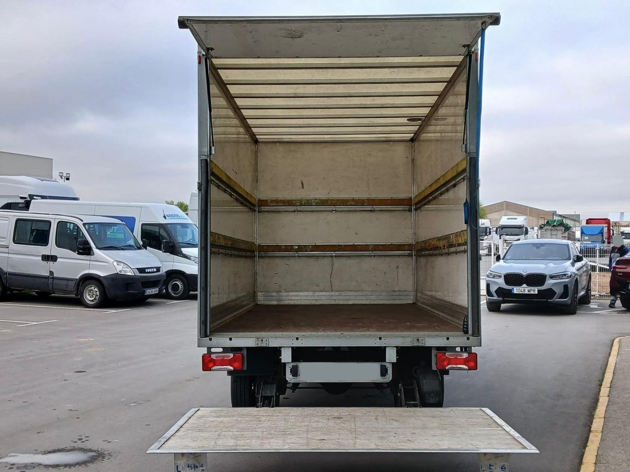 Caja cerrada con plataforma elevadora IVECO 35C16 20m3 - Jakeluauto: kuva Caja cerrada con plataforma elevadora IVECO 35C16 20m3 - Jakeluauto Caja cerrada con plataforma elevadora IVECO 35C16 20m3 - Jakeluauto: kuva Caja cerrada con plataforma elevadora IVECO 35C16 20m3 - Jakeluauto