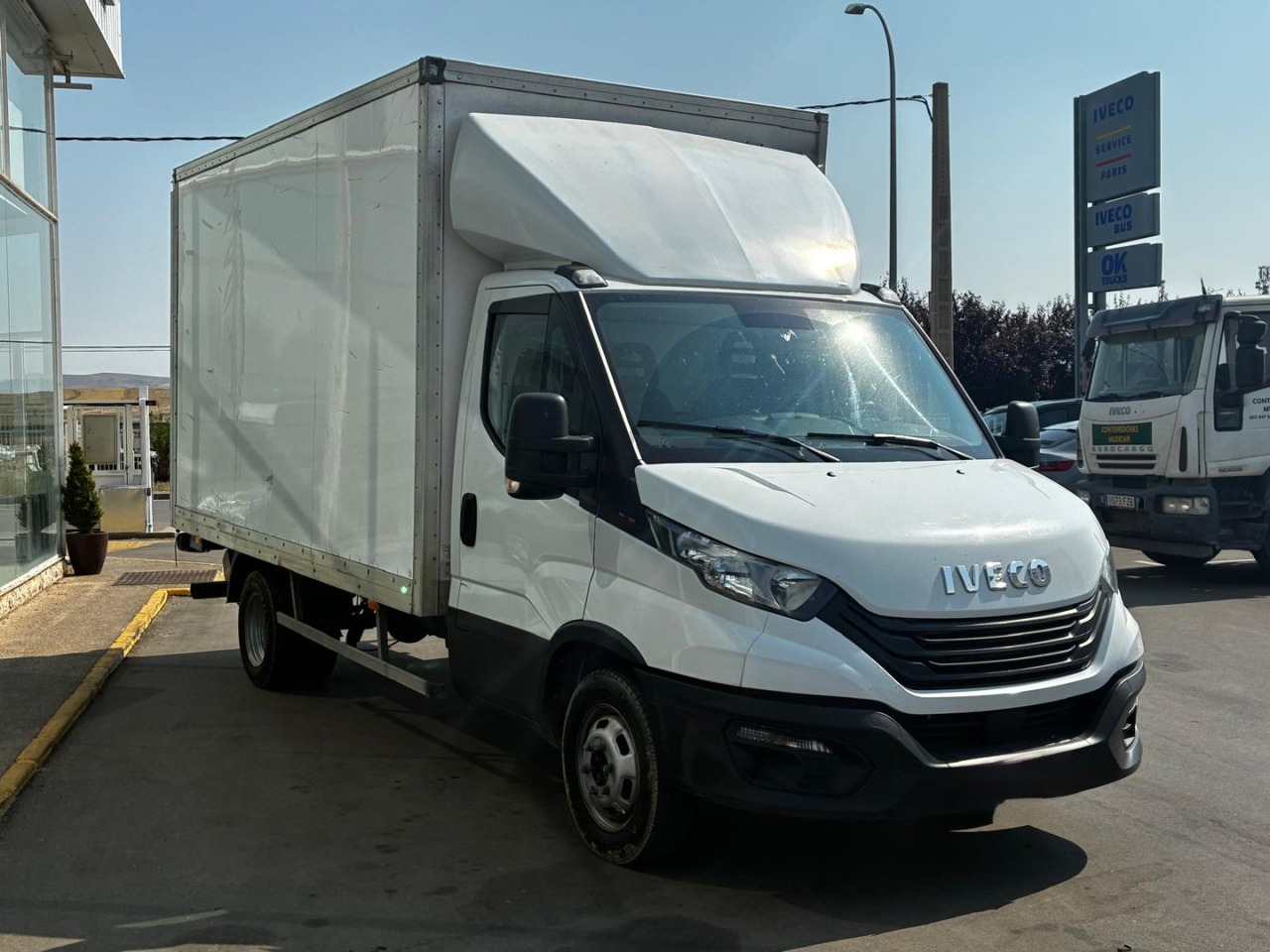 Caja cerrada con plataforma elevadora IVECO 35C16 3.0 20m3 - Jakeluauto: kuva Caja cerrada con plataforma elevadora IVECO 35C16 3.0 20m3 - Jakeluauto Caja cerrada con plataforma elevadora IVECO 35C16 3.0 20m3 - Jakeluauto: kuva Caja cerrada con plataforma elevadora IVECO 35C16 3.0 20m3 - Jakeluauto