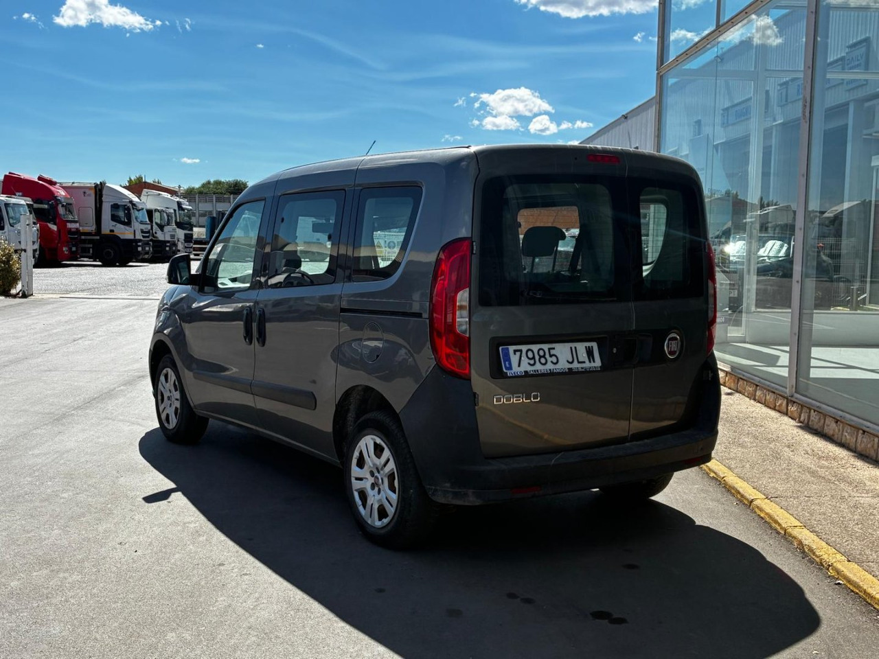 Furgón Fiat Dobló 5 plazas - Pakettiauto: kuva Furgón Fiat Dobló 5 plazas - Pakettiauto Furgón Fiat Dobló 5 plazas - Pakettiauto: kuva Furgón Fiat Dobló 5 plazas - Pakettiauto