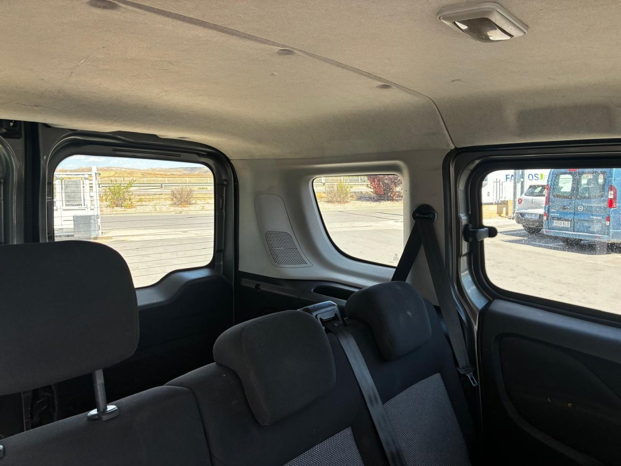 Pakettiauto Furgón Fiat Dobló 5 plazas: kuva Pakettiauto Furgón Fiat Dobló 5 plazas