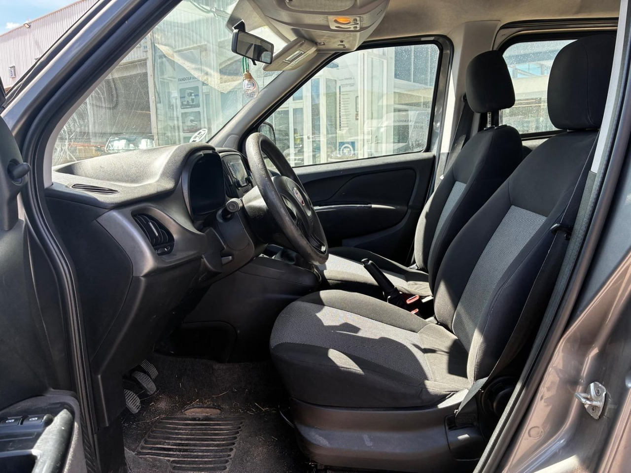 Pakettiauto Furgón Fiat Dobló 5 plazas: kuva Pakettiauto Furgón Fiat Dobló 5 plazas