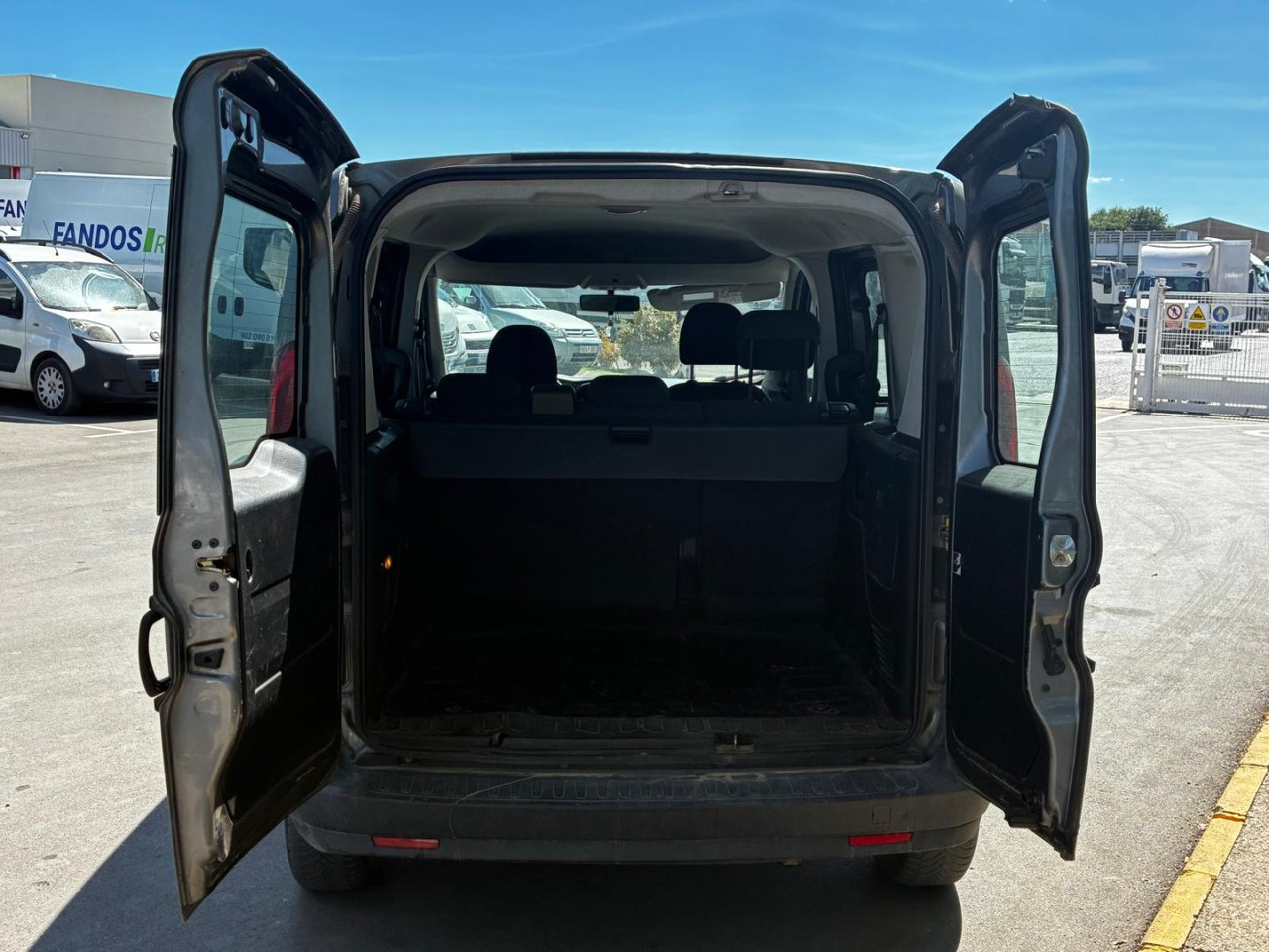 Furgón Fiat Dobló 5 plazas - Pakettiauto: kuva Furgón Fiat Dobló 5 plazas - Pakettiauto Furgón Fiat Dobló 5 plazas - Pakettiauto: kuva Furgón Fiat Dobló 5 plazas - Pakettiauto