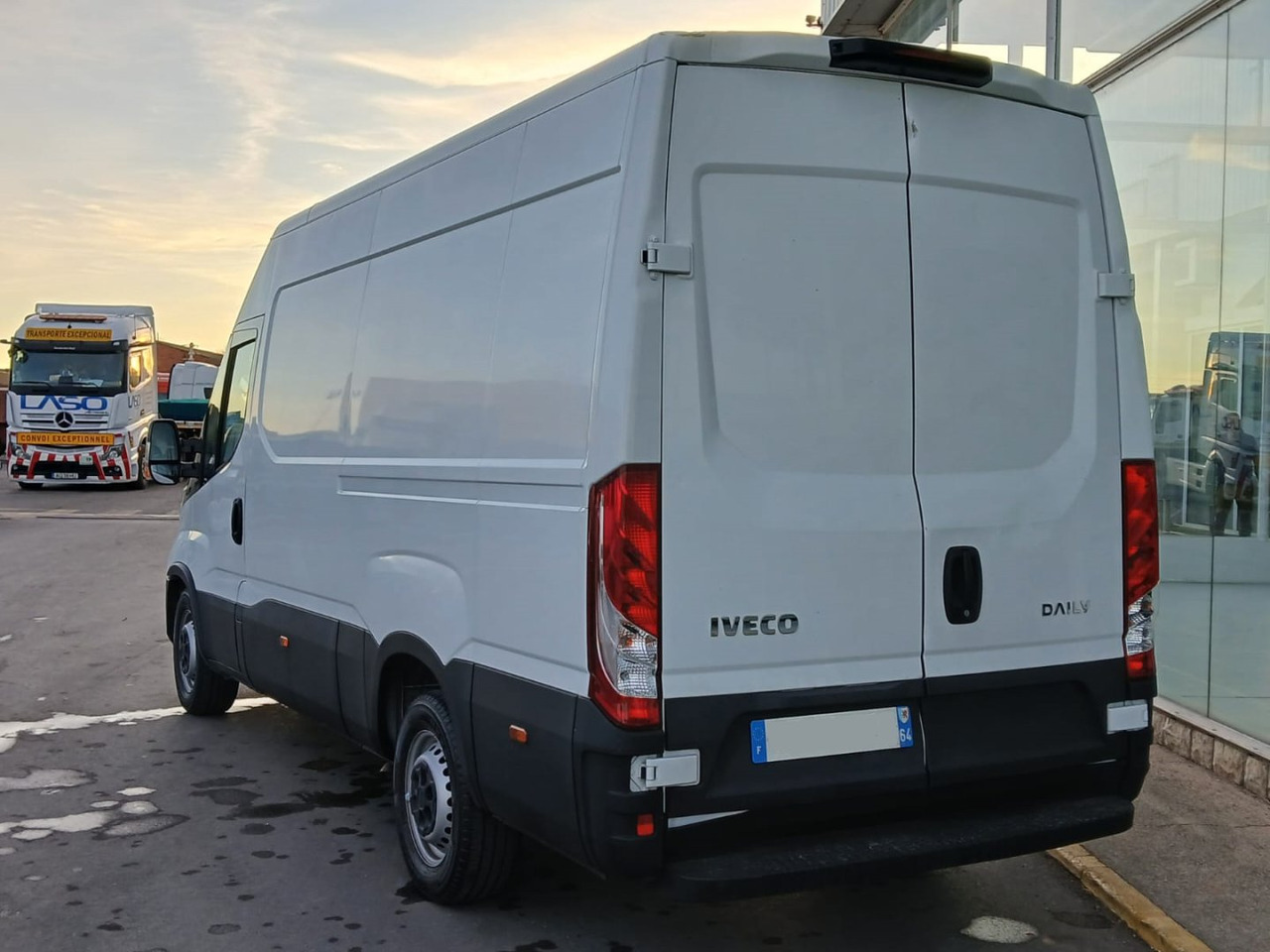 Furgón IVECO 35S14 12m3 - Pakettiauto: kuva Furgón IVECO 35S14 12m3 - Pakettiauto Furgón IVECO 35S14 12m3 - Pakettiauto: kuva Furgón IVECO 35S14 12m3 - Pakettiauto