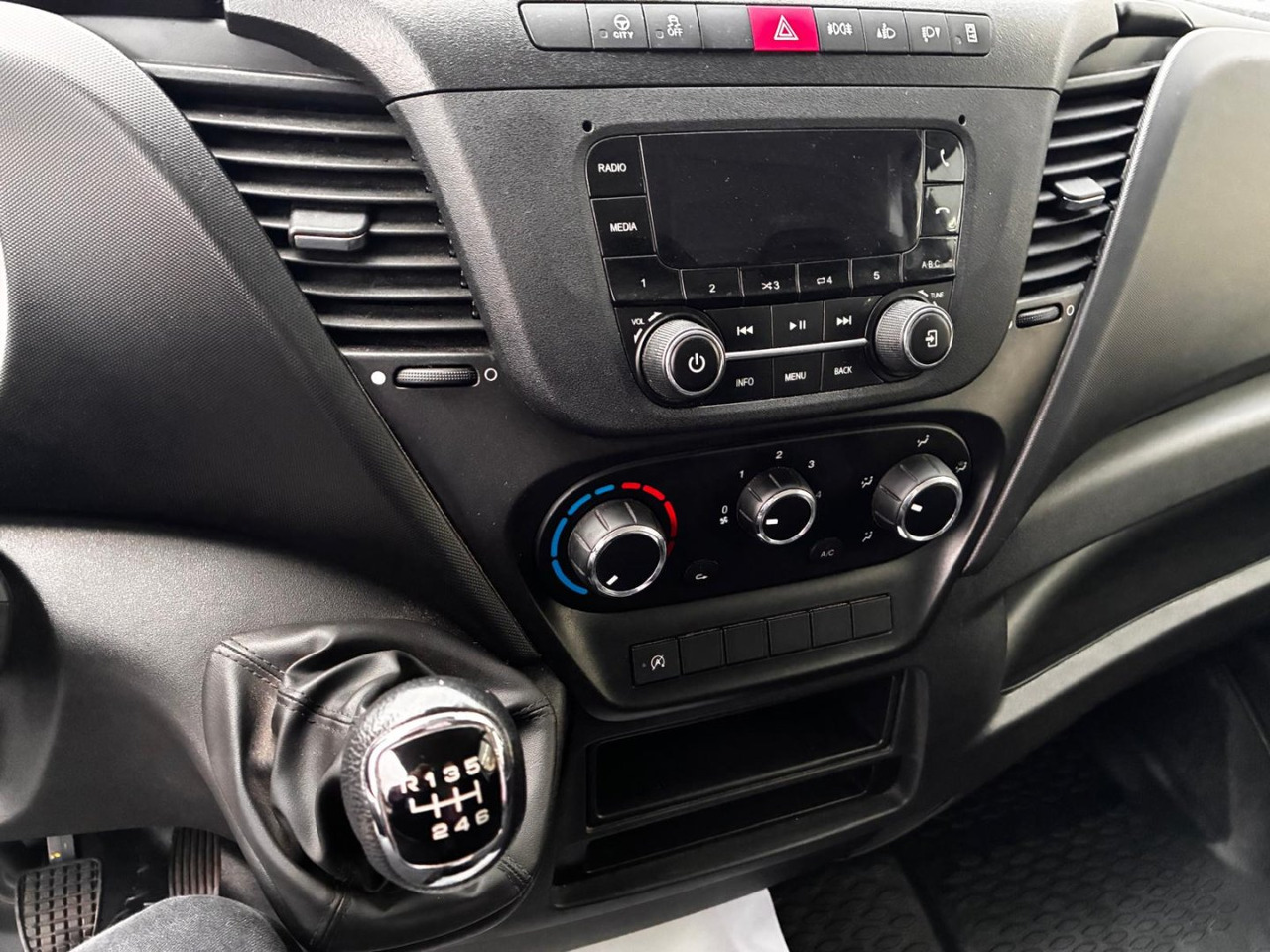 Pakettiauto Furgón IVECO 35S14 V 16m3: kuva Pakettiauto Furgón IVECO 35S14 V 16m3 Pakettiauto Furgón IVECO 35S14 V 16m3: kuva Pakettiauto Furgón IVECO 35S14 V 16m3