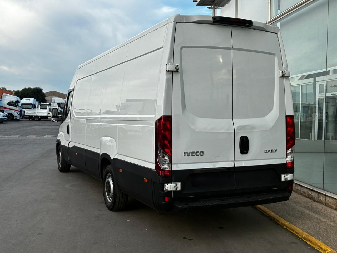 Furgón IVECO 35S14 V 16m3 - Pakettiauto: kuva Furgón IVECO 35S14 V 16m3 - Pakettiauto Furgón IVECO 35S14 V 16m3 - Pakettiauto: kuva Furgón IVECO 35S14 V 16m3 - Pakettiauto