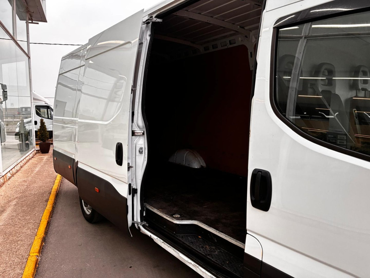 Pakettiauto Furgón IVECO 35S14 V 16m3: kuva Pakettiauto Furgón IVECO 35S14 V 16m3 Pakettiauto Furgón IVECO 35S14 V 16m3: kuva Pakettiauto Furgón IVECO 35S14 V 16m3