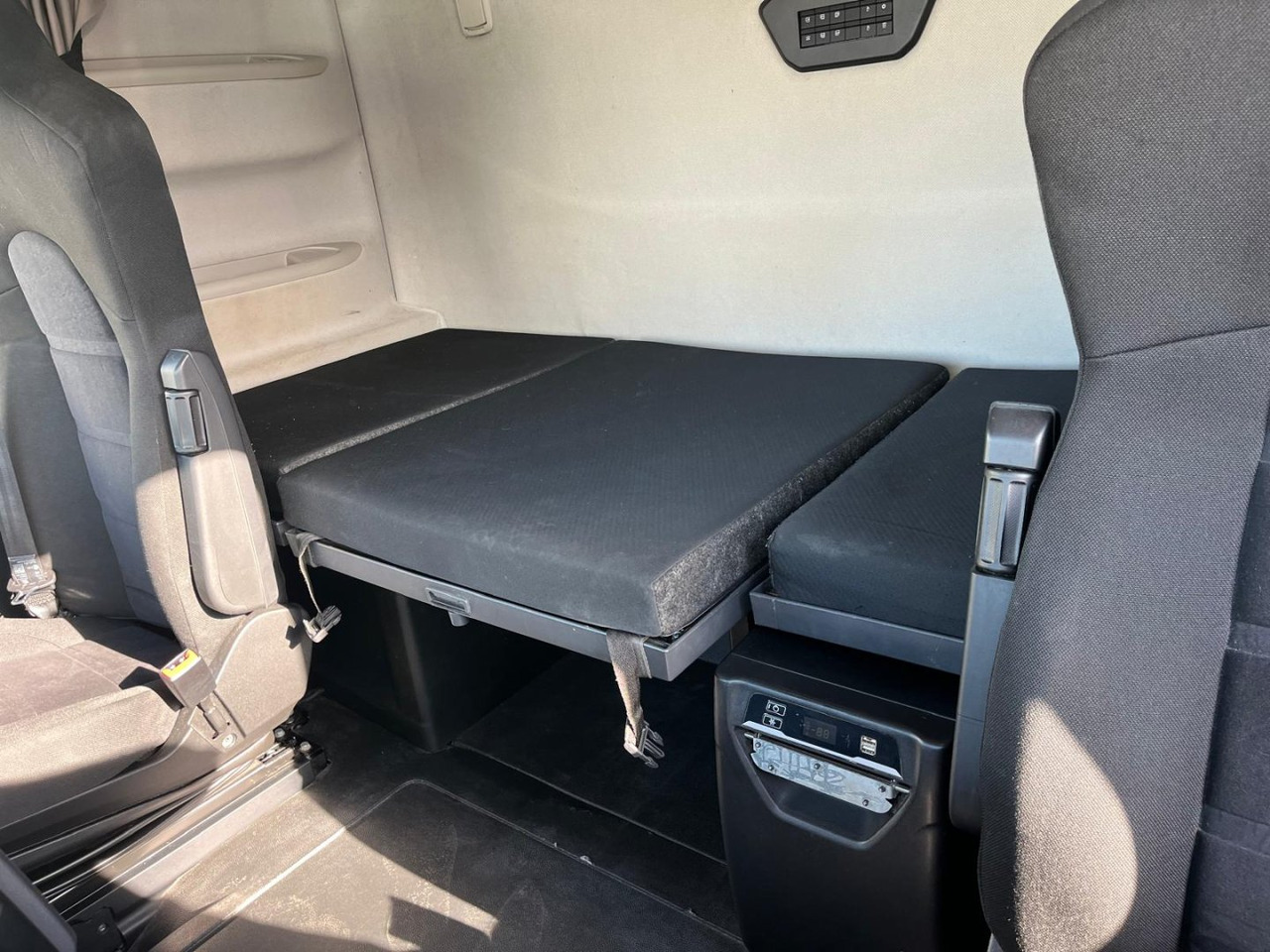 Vetopöytäauto Cabeza Tractora IVECO 460 AUTOMATICO CON INTARDER: kuva Vetopöytäauto Cabeza Tractora IVECO 460 AUTOMATICO CON INTARDER