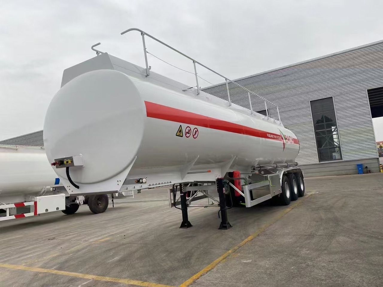 Säiliöpuoliperävaunu 30,000–60,000 Liters  Single or Multiple Compartments Customizable tank trailers available: kuva Säiliöpuoliperävaunu 30,000–60,000 Liters  Single or Multiple Compartments Customizable tank trailers available