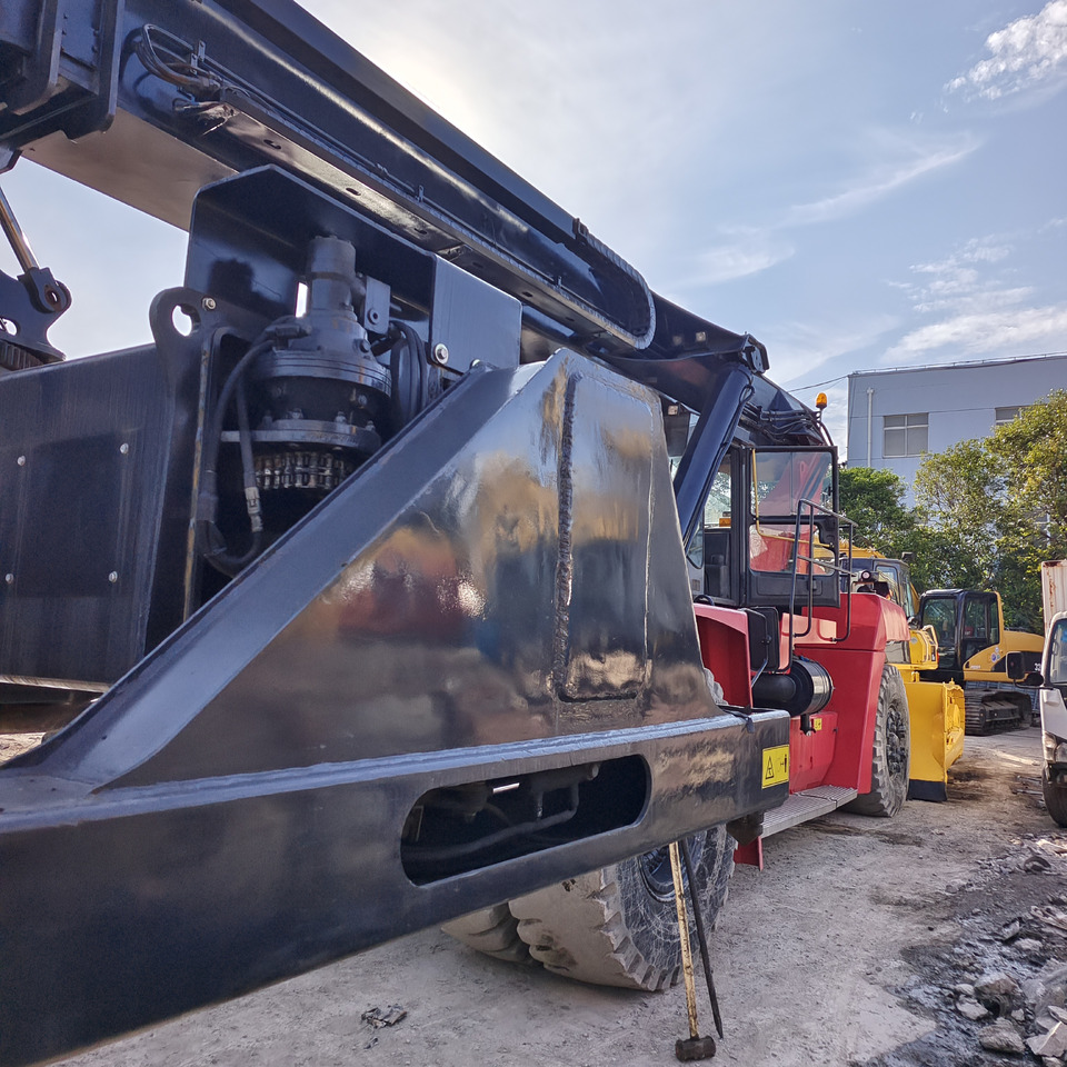 KALMAR DRT450 45 TON DRF 450 DRU450 DRD 450 - Konttikurottajat: kuva KALMAR DRT450 45 TON DRF 450 DRU450 DRD 450 - Konttikurottajat KALMAR DRT450 45 TON DRF 450 DRU450 DRD 450 - Konttikurottajat: kuva KALMAR DRT450 45 TON DRF 450 DRU450 DRD 450 - Konttikurottajat