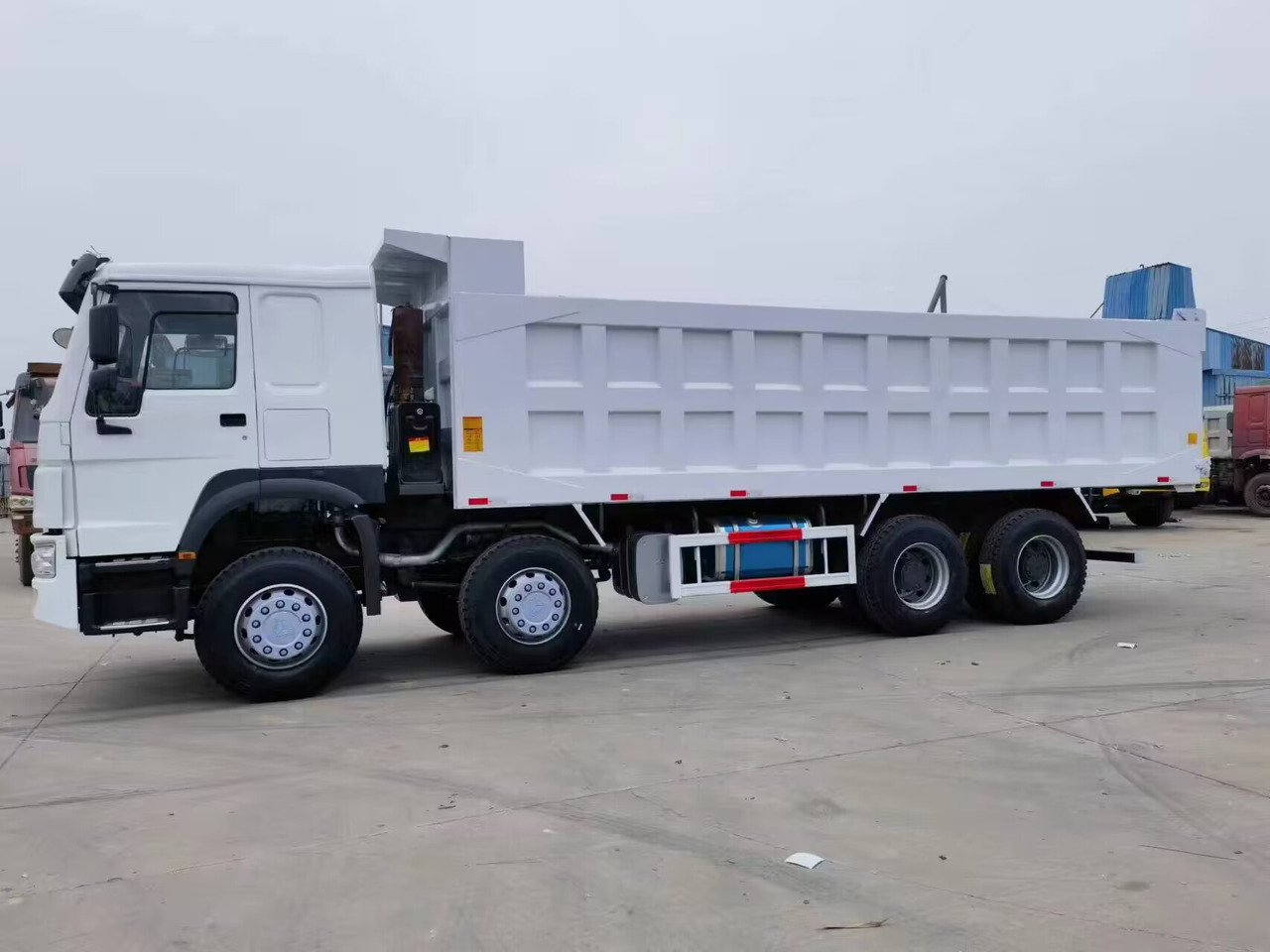 SINOTRUK HOWO 8*4 - Kippiauto kuorma-auto: kuva SINOTRUK HOWO 8*4 - Kippiauto kuorma-auto SINOTRUK HOWO 8*4 - Kippiauto kuorma-auto: kuva SINOTRUK HOWO 8*4 - Kippiauto kuorma-auto