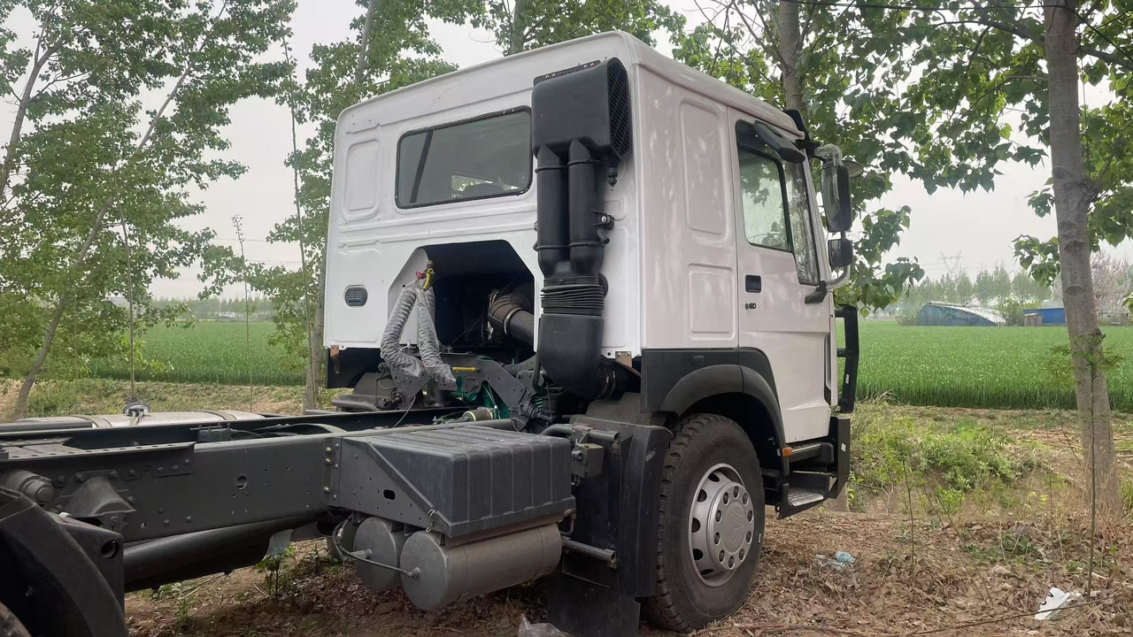 SINOTRUK HOWO 375HP 4*2 - Vetopöytäauto: kuva SINOTRUK HOWO 375HP 4*2 - Vetopöytäauto SINOTRUK HOWO 375HP 4*2 - Vetopöytäauto: kuva SINOTRUK HOWO 375HP 4*2 - Vetopöytäauto