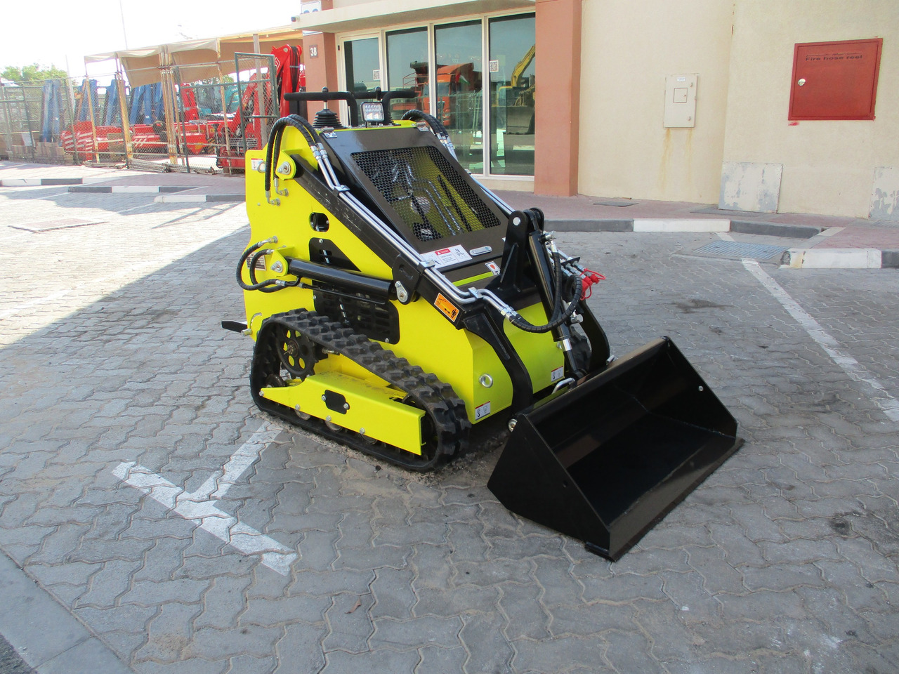 MACHPRO MPS330 Mini Skid Steer - Liukuohjattu kuormaaja: kuva MACHPRO MPS330 Mini Skid Steer - Liukuohjattu kuormaaja MACHPRO MPS330 Mini Skid Steer - Liukuohjattu kuormaaja: kuva MACHPRO MPS330 Mini Skid Steer - Liukuohjattu kuormaaja