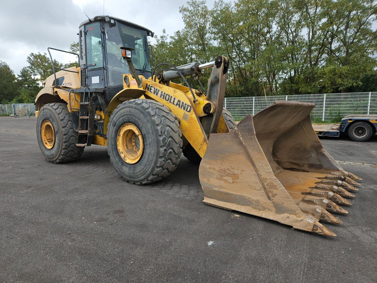 New Holland W270 B Radlader - Pyöräkuormaaja: kuva New Holland W270 B Radlader - Pyöräkuormaaja New Holland W270 B Radlader - Pyöräkuormaaja: kuva New Holland W270 B Radlader - Pyöräkuormaaja