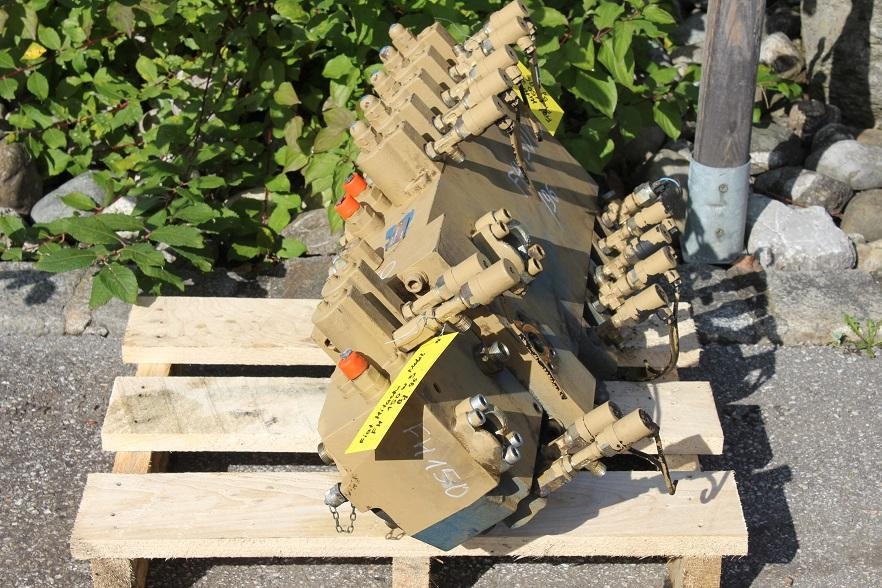 Fiat-Hitachi FH 150 - Hydrauliventtiili - Rakennuskoneet: kuva Fiat-Hitachi FH 150 - Hydrauliventtiili - Rakennuskoneet Fiat-Hitachi FH 150 - Hydrauliventtiili - Rakennuskoneet: kuva Fiat-Hitachi FH 150 - Hydrauliventtiili - Rakennuskoneet