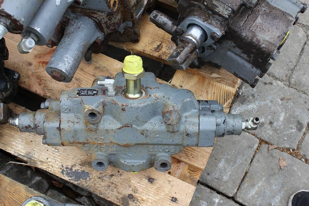 Hitachi ZW 310 - Hydrauliventtiili - Rakennuskoneet: kuva Hitachi ZW 310 - Hydrauliventtiili - Rakennuskoneet Hitachi ZW 310 - Hydrauliventtiili - Rakennuskoneet: kuva Hitachi ZW 310 - Hydrauliventtiili - Rakennuskoneet