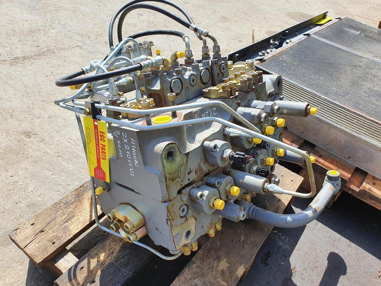 Hitachi ZX 210 LC N 3 - Hydrauliventtiili - Rakennuskoneet: kuva Hitachi ZX 210 LC N 3 - Hydrauliventtiili - Rakennuskoneet Hitachi ZX 210 LC N 3 - Hydrauliventtiili - Rakennuskoneet: kuva Hitachi ZX 210 LC N 3 - Hydrauliventtiili - Rakennuskoneet