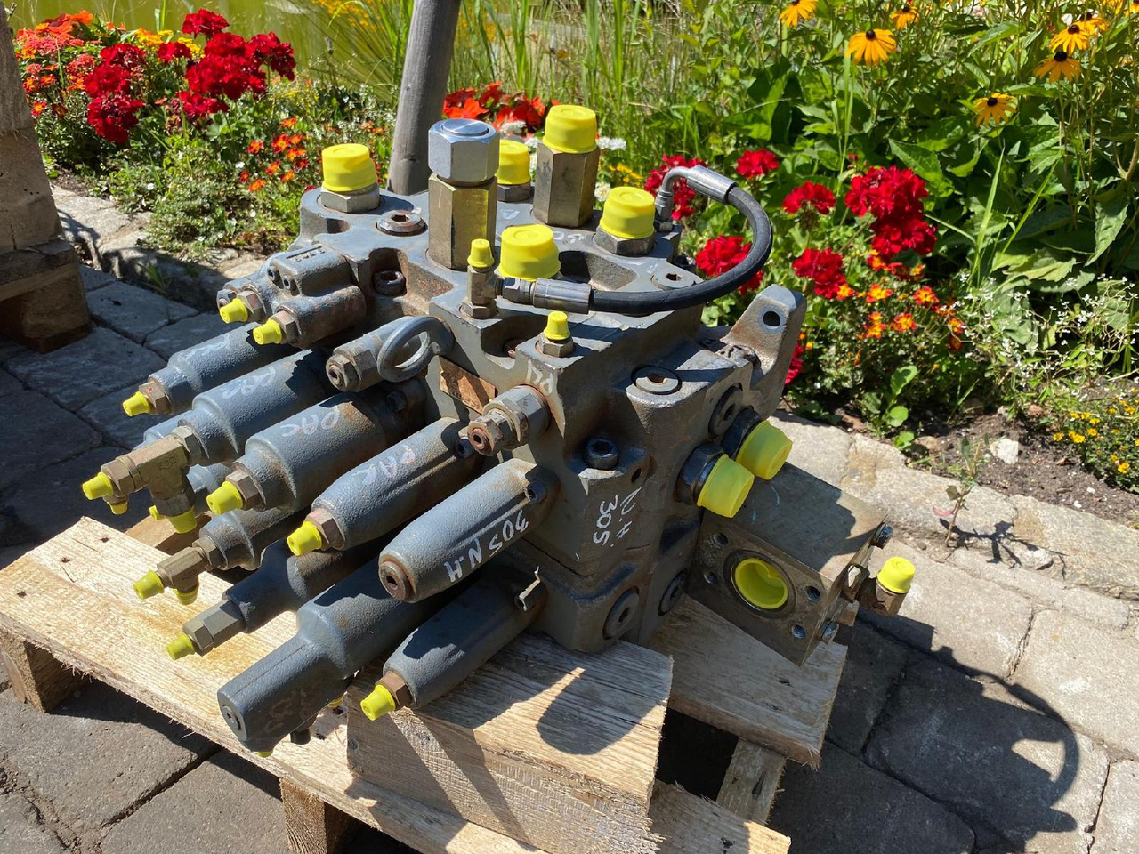 Holland E 305 - Hydrauliventtiili - Rakennuskoneet: kuva Holland E 305 - Hydrauliventtiili - Rakennuskoneet Holland E 305 - Hydrauliventtiili - Rakennuskoneet: kuva Holland E 305 - Hydrauliventtiili - Rakennuskoneet