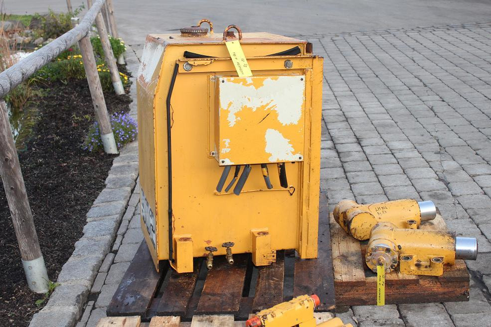 Liebherr A902 - Polttoainetankki - Rakennuskoneet: kuva Liebherr A902 - Polttoainetankki - Rakennuskoneet Liebherr A902 - Polttoainetankki - Rakennuskoneet: kuva Liebherr A902 - Polttoainetankki - Rakennuskoneet