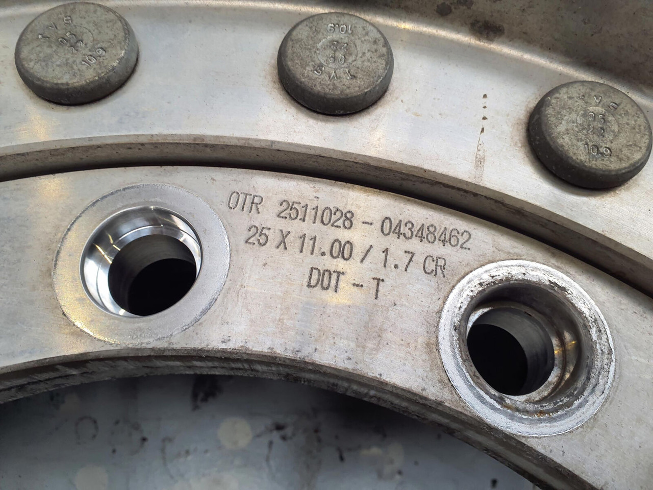 Täydellinen pyörä - Nosturi Grove Wheel 445/95R25 12 9 2p alu: kuva Täydellinen pyörä - Nosturi Grove Wheel 445/95R25 12 9 2p alu