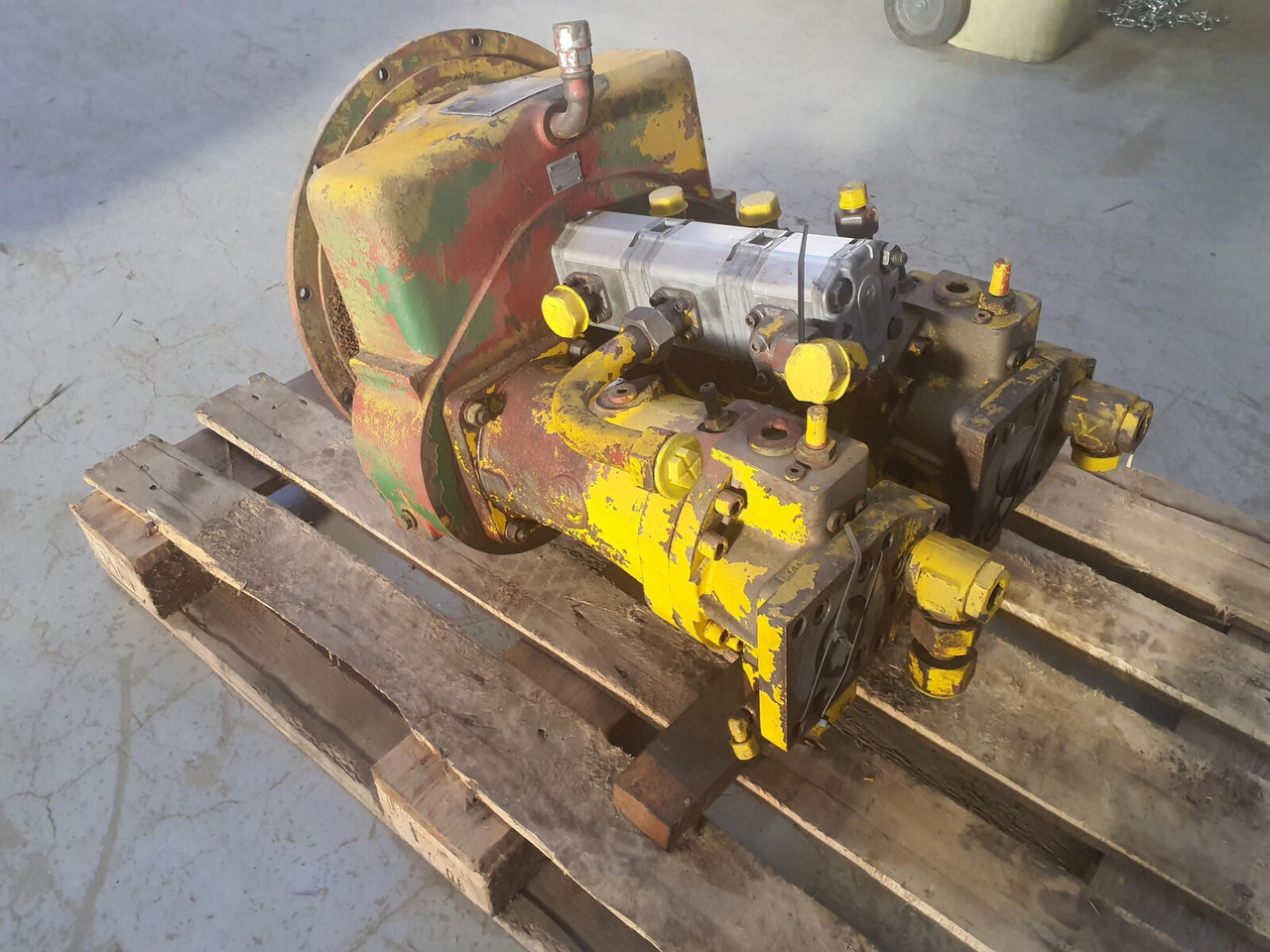 Krupp 70 GMT distributor gear box with pump set - Hydraulipumppu - Ajoneuvonosturi: kuva Krupp 70 GMT distributor gear box with pump set - Hydraulipumppu - Ajoneuvonosturi Krupp 70 GMT distributor gear box with pump set - Hydraulipumppu - Ajoneuvonosturi: kuva Krupp 70 GMT distributor gear box with pump set - Hydraulipumppu - Ajoneuvonosturi