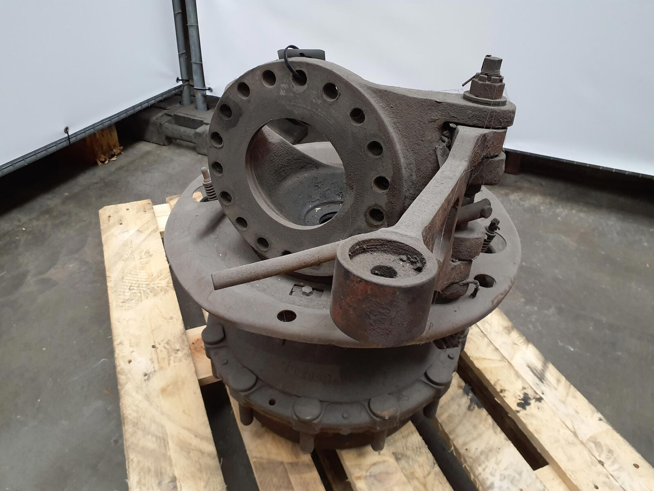 Krupp KMK 4070 Megatrak axle housing - Olka-akseli - Ajoneuvonosturi: kuva Krupp KMK 4070 Megatrak axle housing - Olka-akseli - Ajoneuvonosturi Krupp KMK 4070 Megatrak axle housing - Olka-akseli - Ajoneuvonosturi: kuva Krupp KMK 4070 Megatrak axle housing - Olka-akseli - Ajoneuvonosturi