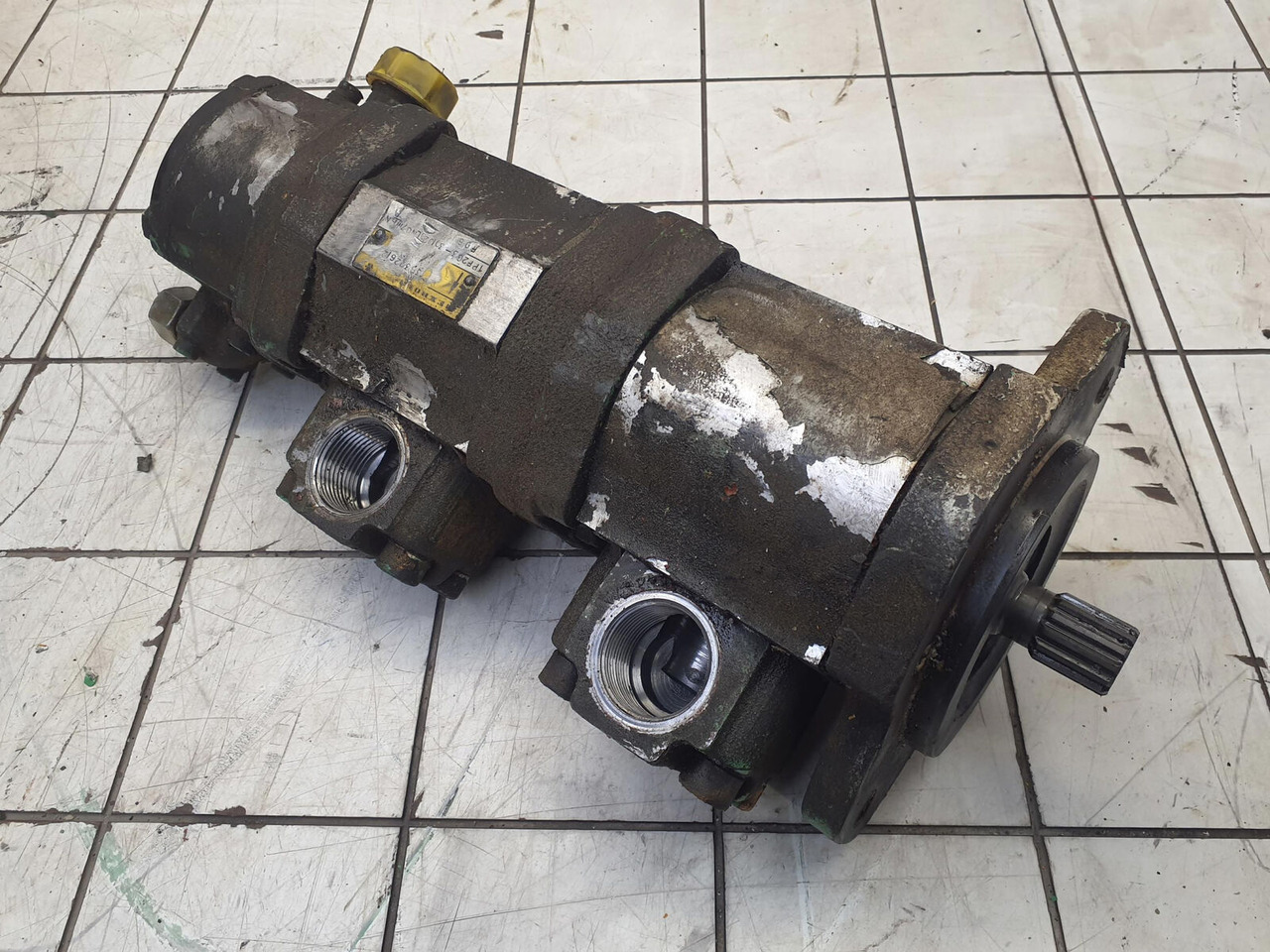 Krupp KMK 5100 3 way gear pump - Hydraulipumppu - Ajoneuvonosturi: kuva Krupp KMK 5100 3 way gear pump - Hydraulipumppu - Ajoneuvonosturi Krupp KMK 5100 3 way gear pump - Hydraulipumppu - Ajoneuvonosturi: kuva Krupp KMK 5100 3 way gear pump - Hydraulipumppu - Ajoneuvonosturi