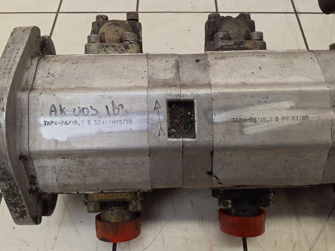Sauer Sundstrand 3 way gear pump - Hydraulipumppu - Ajoneuvonosturi: kuva Sauer Sundstrand 3 way gear pump - Hydraulipumppu - Ajoneuvonosturi Sauer Sundstrand 3 way gear pump - Hydraulipumppu - Ajoneuvonosturi: kuva Sauer Sundstrand 3 way gear pump - Hydraulipumppu - Ajoneuvonosturi