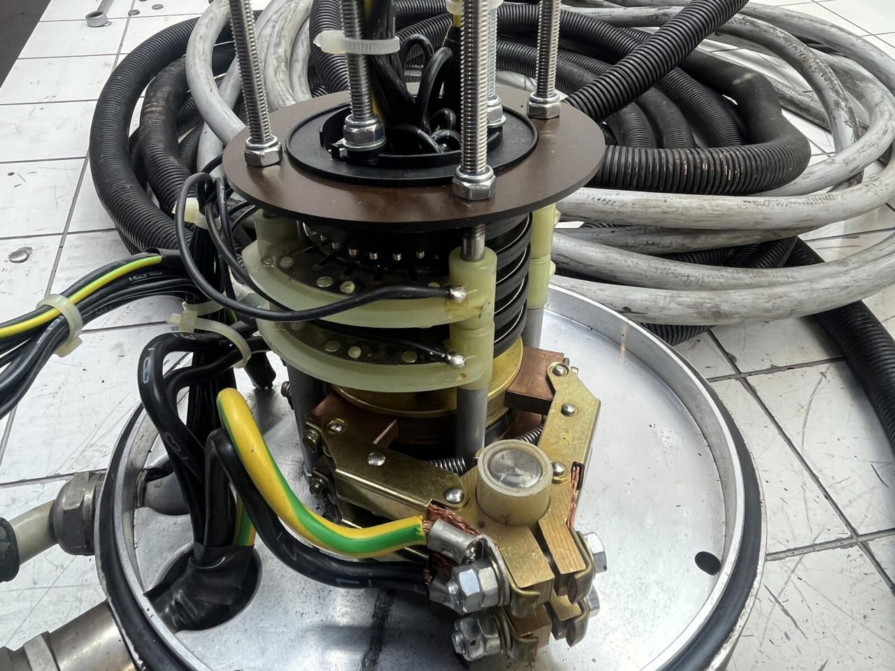 Sähköjärjestelmä - Ajoneuvonosturi Terex AC 155 slip ring assy: kuva Sähköjärjestelmä - Ajoneuvonosturi Terex AC 155 slip ring assy