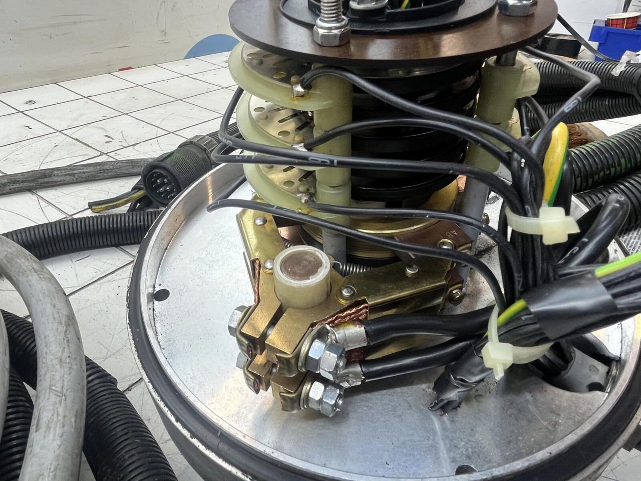Sähköjärjestelmä - Ajoneuvonosturi Terex AC 155 slip ring assy: kuva Sähköjärjestelmä - Ajoneuvonosturi Terex AC 155 slip ring assy