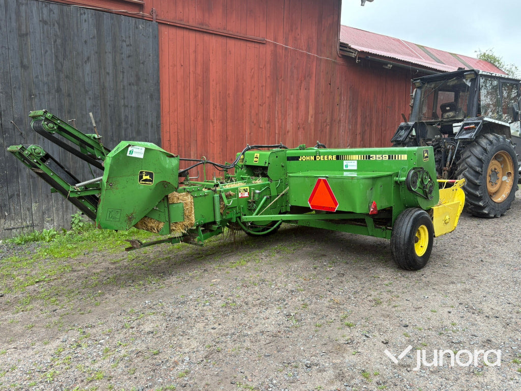 Hårdpress småbalar John Deere 359 - Kanttipaalain: kuva Hårdpress småbalar John Deere 359 - Kanttipaalain Hårdpress småbalar John Deere 359 - Kanttipaalain: kuva Hårdpress småbalar John Deere 359 - Kanttipaalain