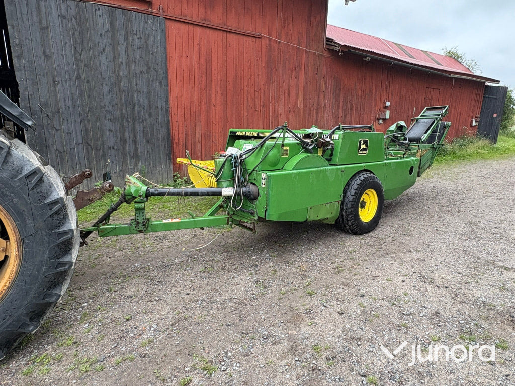 Hårdpress småbalar John Deere 359 - Kanttipaalain: kuva Hårdpress småbalar John Deere 359 - Kanttipaalain Hårdpress småbalar John Deere 359 - Kanttipaalain: kuva Hårdpress småbalar John Deere 359 - Kanttipaalain