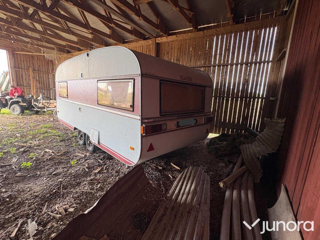 Husvagn - Kabe, Smaragd Grand Deluxe - Asuntovaunu: kuva Husvagn - Kabe, Smaragd Grand Deluxe - Asuntovaunu Husvagn - Kabe, Smaragd Grand Deluxe - Asuntovaunu: kuva Husvagn - Kabe, Smaragd Grand Deluxe - Asuntovaunu