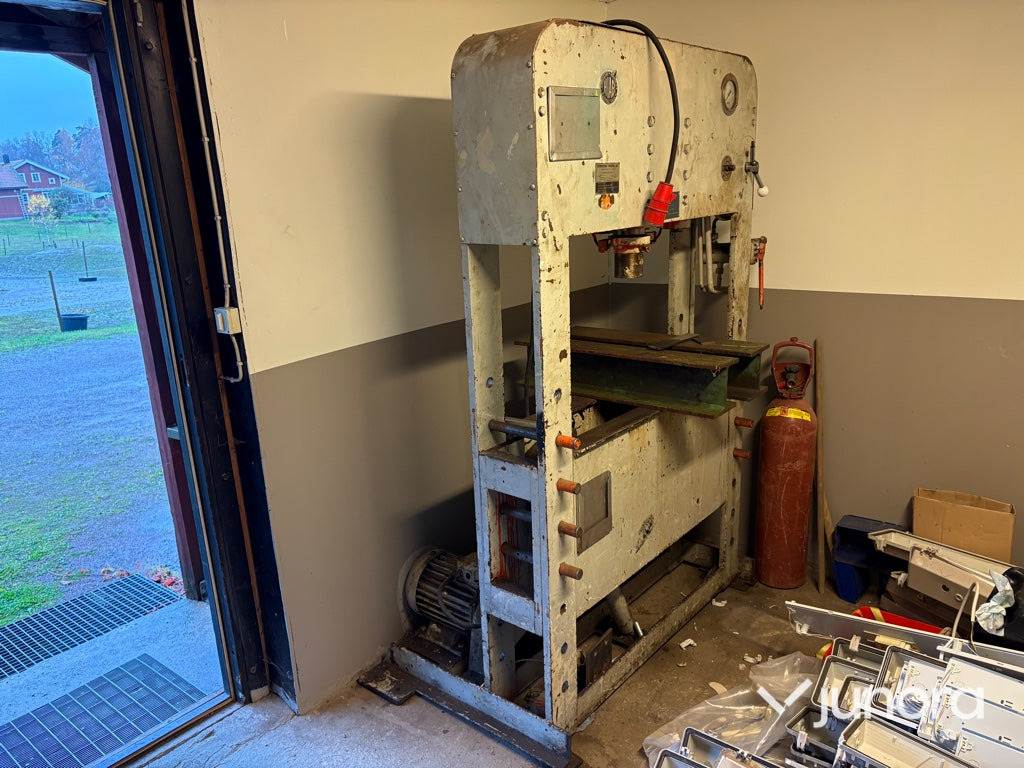 Hydraulpress - Hiab H100E, 100 ton - Särmäyspuristin: kuva Hydraulpress - Hiab H100E, 100 ton - Särmäyspuristin Hydraulpress - Hiab H100E, 100 ton - Särmäyspuristin: kuva Hydraulpress - Hiab H100E, 100 ton - Särmäyspuristin