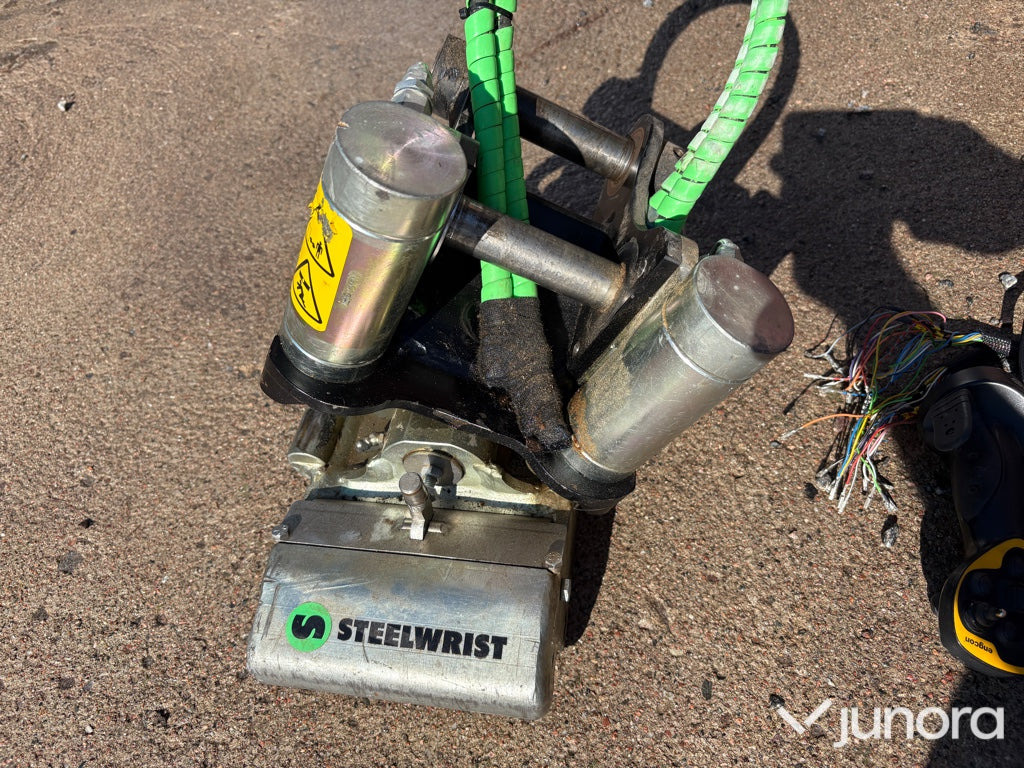 Steelwrist tiltrotator snabbfäste med Engcon spakar - Rototilt: kuva Steelwrist tiltrotator snabbfäste med Engcon spakar - Rototilt Steelwrist tiltrotator snabbfäste med Engcon spakar - Rototilt: kuva Steelwrist tiltrotator snabbfäste med Engcon spakar - Rototilt