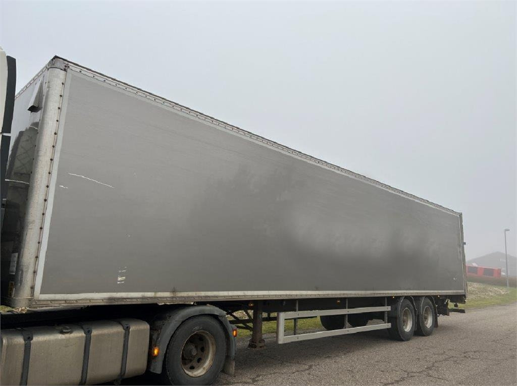 Fruehauf 13,6 mtr box - lodretstående lift - Umpikori puoliperävaunu: kuva Fruehauf 13,6 mtr box - lodretstående lift - Umpikori puoliperävaunu Fruehauf 13,6 mtr box - lodretstående lift - Umpikori puoliperävaunu: kuva Fruehauf 13,6 mtr box - lodretstående lift - Umpikori puoliperävaunu