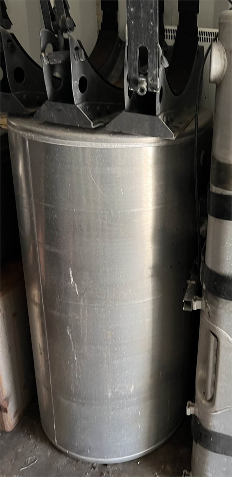 Volvo Dieseltank 570 L med 3 bæringer - Polttoainetankki: kuva Volvo Dieseltank 570 L med 3 bæringer - Polttoainetankki Volvo Dieseltank 570 L med 3 bæringer - Polttoainetankki: kuva Volvo Dieseltank 570 L med 3 bæringer - Polttoainetankki