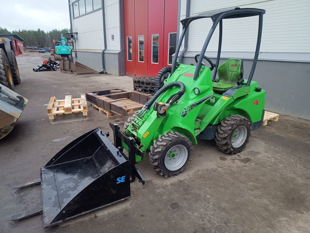 Avant 423 KAUHA+PIIKIT - Pienkuormaaja: kuva Avant 423 KAUHA+PIIKIT - Pienkuormaaja Avant 423 KAUHA+PIIKIT - Pienkuormaaja: kuva Avant 423 KAUHA+PIIKIT - Pienkuormaaja