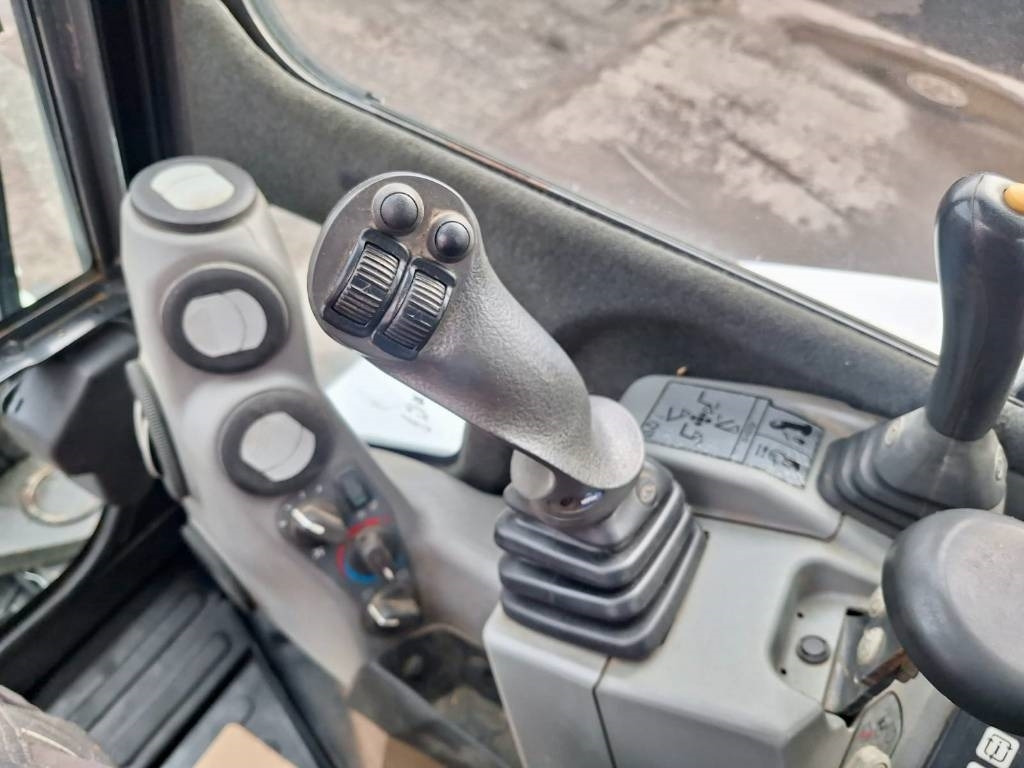 Bobcat E50 RASVARI YMS. - Minikuormaaja: kuva Bobcat E50 RASVARI YMS. - Minikuormaaja Bobcat E50 RASVARI YMS. - Minikuormaaja: kuva Bobcat E50 RASVARI YMS. - Minikuormaaja