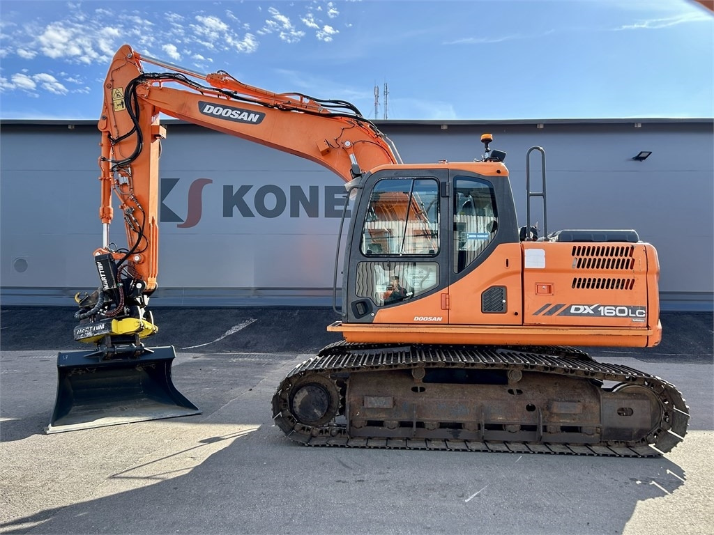 Doosan MYYTY!!SOLD!! DX160LC-3 KALLISTAJA+PYÖRITTÄJÄ  - Telakaivukone: kuva Doosan MYYTY!!SOLD!! DX160LC-3 KALLISTAJA+PYÖRITTÄJÄ  - Telakaivukone Doosan MYYTY!!SOLD!! DX160LC-3 KALLISTAJA+PYÖRITTÄJÄ  - Telakaivukone: kuva Doosan MYYTY!!SOLD!! DX160LC-3 KALLISTAJA+PYÖRITTÄJÄ  - Telakaivukone