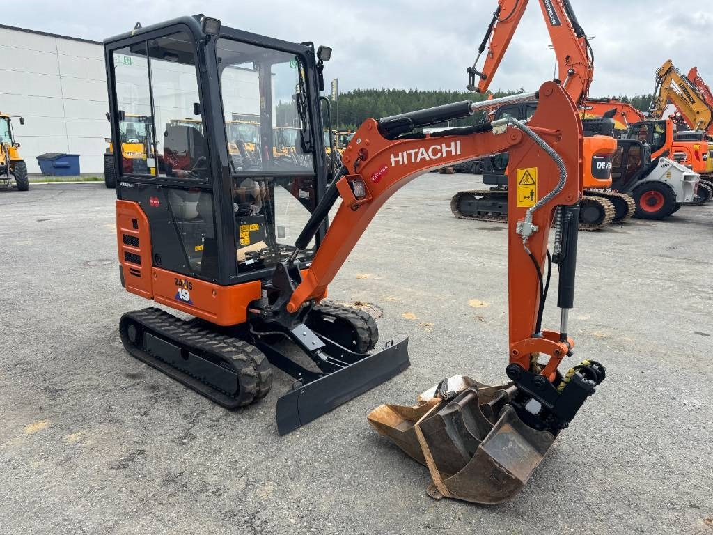 Minikuormaaja Hitachi ZX 19-6 CR: kuva Minikuormaaja Hitachi ZX 19-6 CR