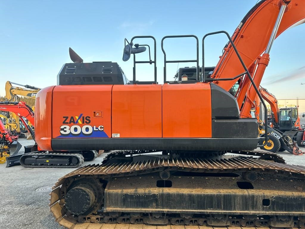 Hitachi ZX 300 LC-6 Kallistuva kauha S80 - Telakaivukone: kuva Hitachi ZX 300 LC-6 Kallistuva kauha S80 - Telakaivukone Hitachi ZX 300 LC-6 Kallistuva kauha S80 - Telakaivukone: kuva Hitachi ZX 300 LC-6 Kallistuva kauha S80 - Telakaivukone