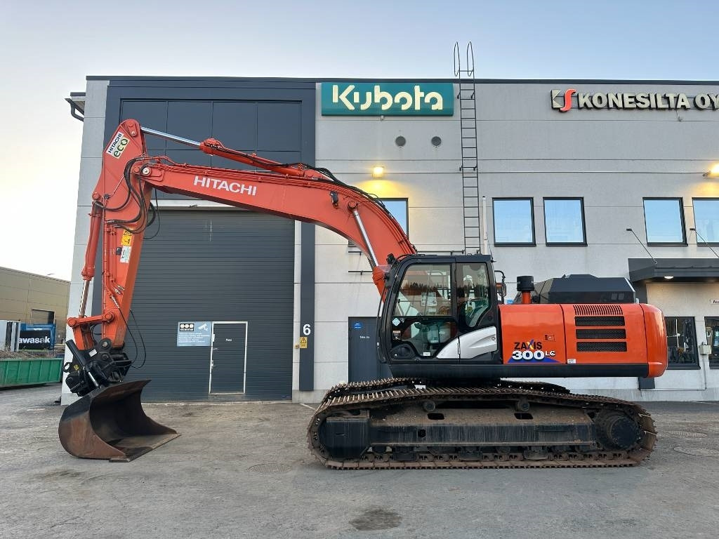Hitachi ZX 300 LC-6 Kallistuva kauha S80 - Telakaivukone: kuva Hitachi ZX 300 LC-6 Kallistuva kauha S80 - Telakaivukone Hitachi ZX 300 LC-6 Kallistuva kauha S80 - Telakaivukone: kuva Hitachi ZX 300 LC-6 Kallistuva kauha S80 - Telakaivukone