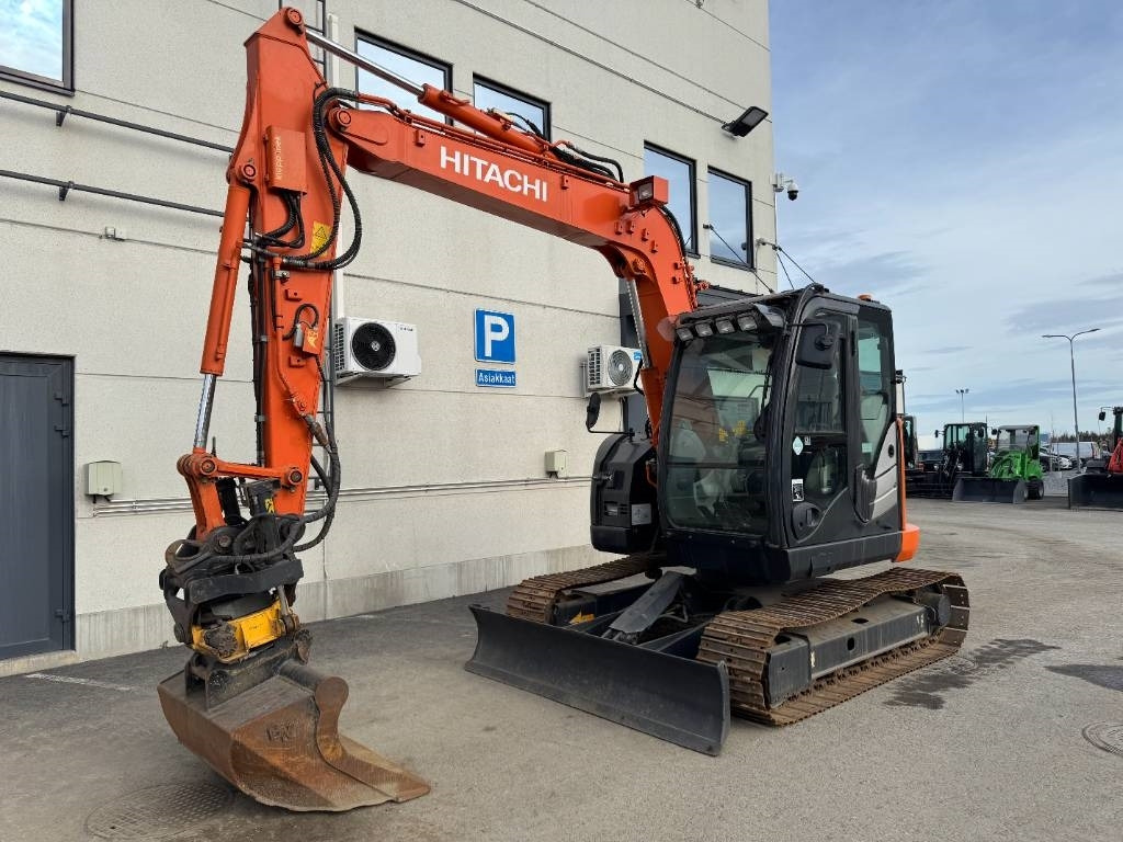 Hitachi ZX 85 US-5 Pyörittäjä, 3-Kauhaa - Minikuormaaja: kuva Hitachi ZX 85 US-5 Pyörittäjä, 3-Kauhaa - Minikuormaaja Hitachi ZX 85 US-5 Pyörittäjä, 3-Kauhaa - Minikuormaaja: kuva Hitachi ZX 85 US-5 Pyörittäjä, 3-Kauhaa - Minikuormaaja