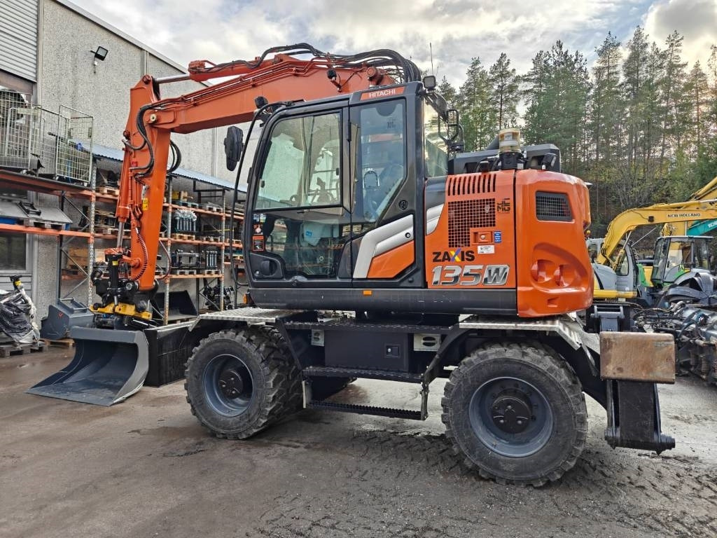 Hitachi ZX135W-7 VARUSTELTU - Pyöräalustainen kaivinkone: kuva Hitachi ZX135W-7 VARUSTELTU - Pyöräalustainen kaivinkone Hitachi ZX135W-7 VARUSTELTU - Pyöräalustainen kaivinkone: kuva Hitachi ZX135W-7 VARUSTELTU - Pyöräalustainen kaivinkone