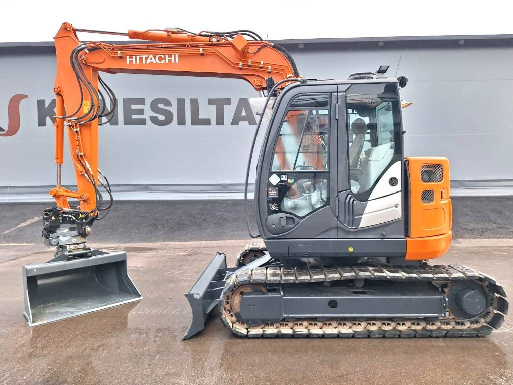 Hitachi ZX85US-5 PYÖRITTÄJÄLLÄ - Minikuormaaja: kuva Hitachi ZX85US-5 PYÖRITTÄJÄLLÄ - Minikuormaaja Hitachi ZX85US-5 PYÖRITTÄJÄLLÄ - Minikuormaaja: kuva Hitachi ZX85US-5 PYÖRITTÄJÄLLÄ - Minikuormaaja