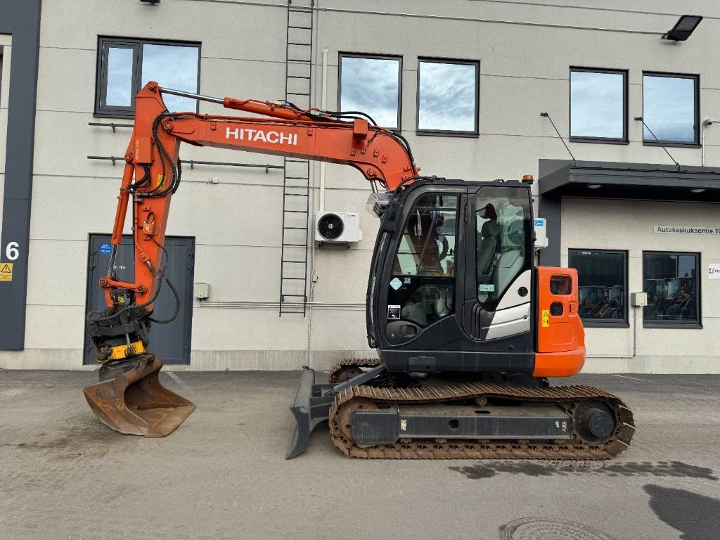 Hitachi ZX85US-5 Pyörittäjä, 3-Kauhaa - Minikuormaaja: kuva Hitachi ZX85US-5 Pyörittäjä, 3-Kauhaa - Minikuormaaja Hitachi ZX85US-5 Pyörittäjä, 3-Kauhaa - Minikuormaaja: kuva Hitachi ZX85US-5 Pyörittäjä, 3-Kauhaa - Minikuormaaja