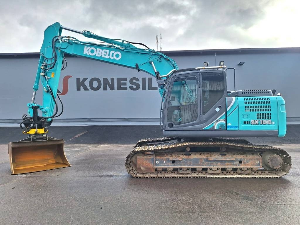 Kobelco SK180LC-10 PYÖRITTÄJÄLLÄ - Telakaivukone: kuva Kobelco SK180LC-10 PYÖRITTÄJÄLLÄ - Telakaivukone Kobelco SK180LC-10 PYÖRITTÄJÄLLÄ - Telakaivukone: kuva Kobelco SK180LC-10 PYÖRITTÄJÄLLÄ - Telakaivukone