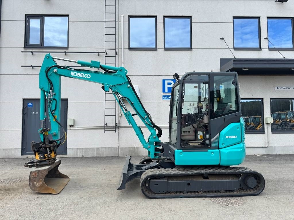 Kobelco SK45SRX-6 Pyörittäjä pihdeillä - Minikuormaaja: kuva Kobelco SK45SRX-6 Pyörittäjä pihdeillä - Minikuormaaja Kobelco SK45SRX-6 Pyörittäjä pihdeillä - Minikuormaaja: kuva Kobelco SK45SRX-6 Pyörittäjä pihdeillä - Minikuormaaja