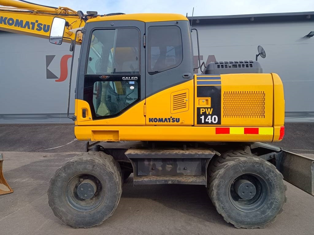 Komatsu PW140-7 PYÖRITTÄJÄLLÄ - Pyöräalustainen kaivinkone: kuva Komatsu PW140-7 PYÖRITTÄJÄLLÄ - Pyöräalustainen kaivinkone Komatsu PW140-7 PYÖRITTÄJÄLLÄ - Pyöräalustainen kaivinkone: kuva Komatsu PW140-7 PYÖRITTÄJÄLLÄ - Pyöräalustainen kaivinkone